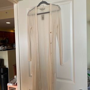 Long off white light sweater. 55% ramie, 45% viscose. The size MP.